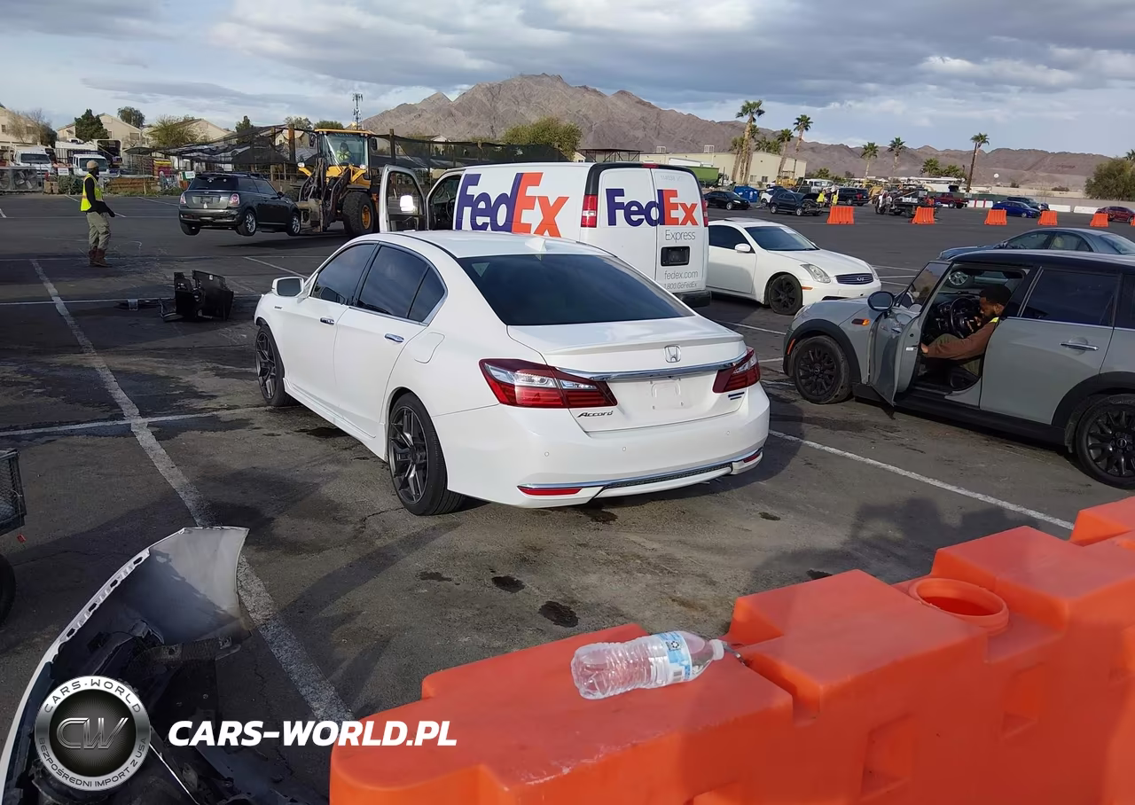 2017 Honda Accord Hybrid Touring VIN:JHMCR6F75HC028296 - 3