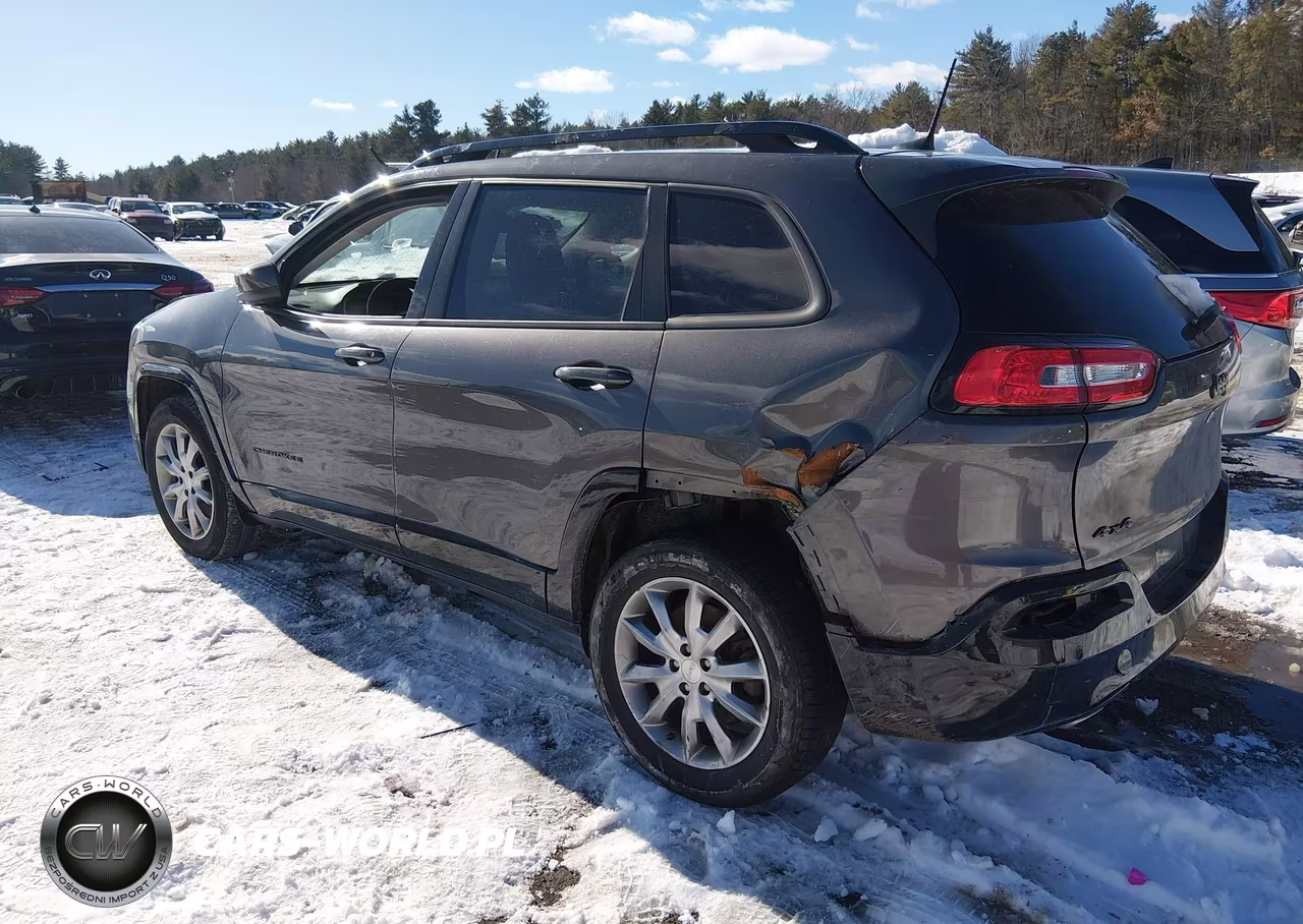 2018 Jeep Cherokee Latitude Tech Connect 4X4 VIN:1C4PJMCB2JD588672 - 3