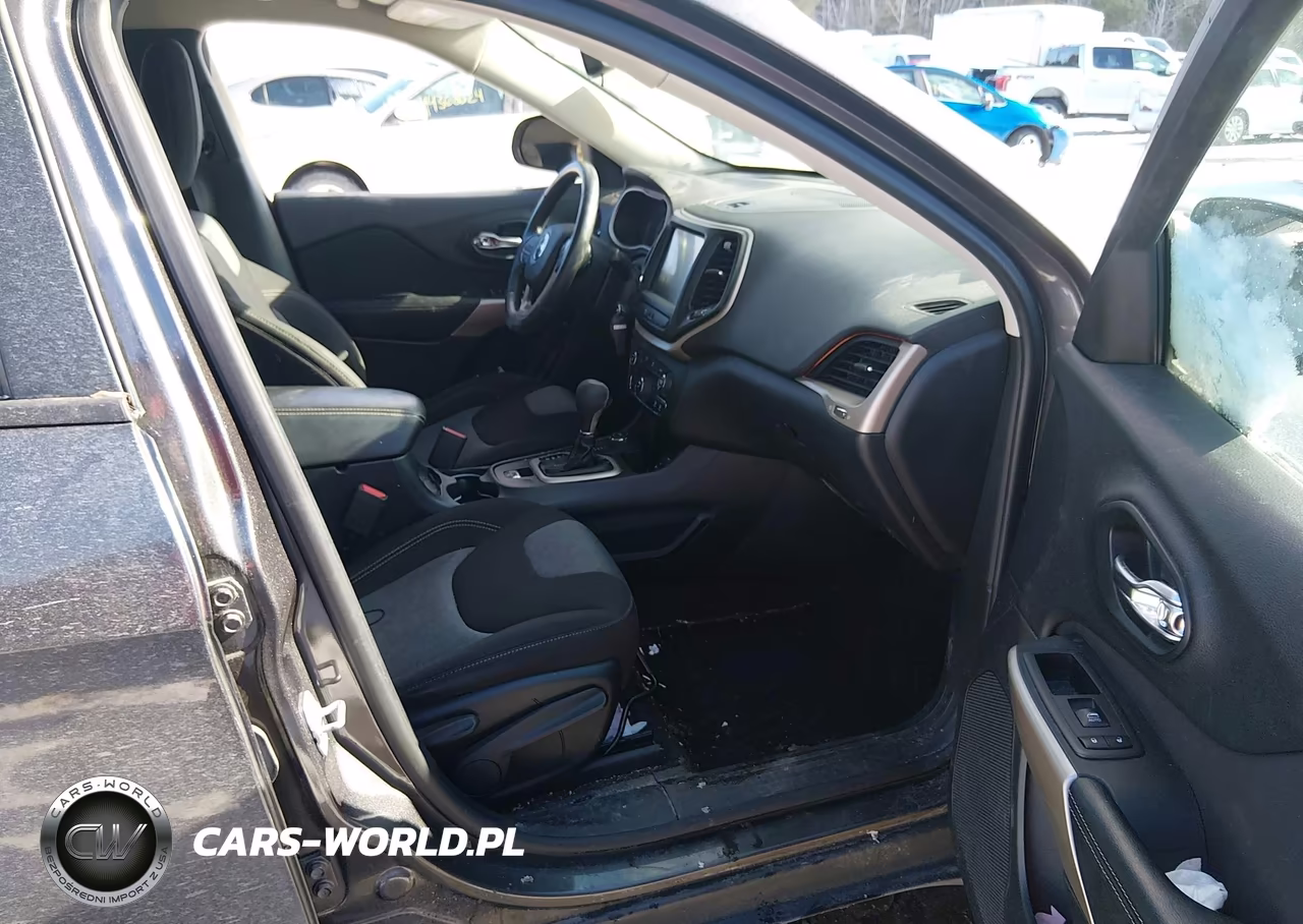 2018 Jeep Cherokee Latitude Tech Connect 4X4 VIN:1C4PJMCB2JD588672 - 5