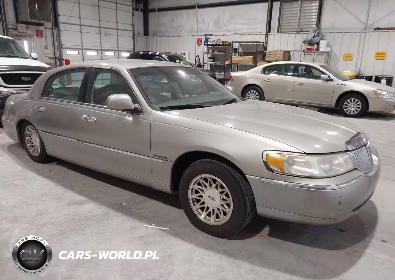 1999 Lincoln Town Car Signature