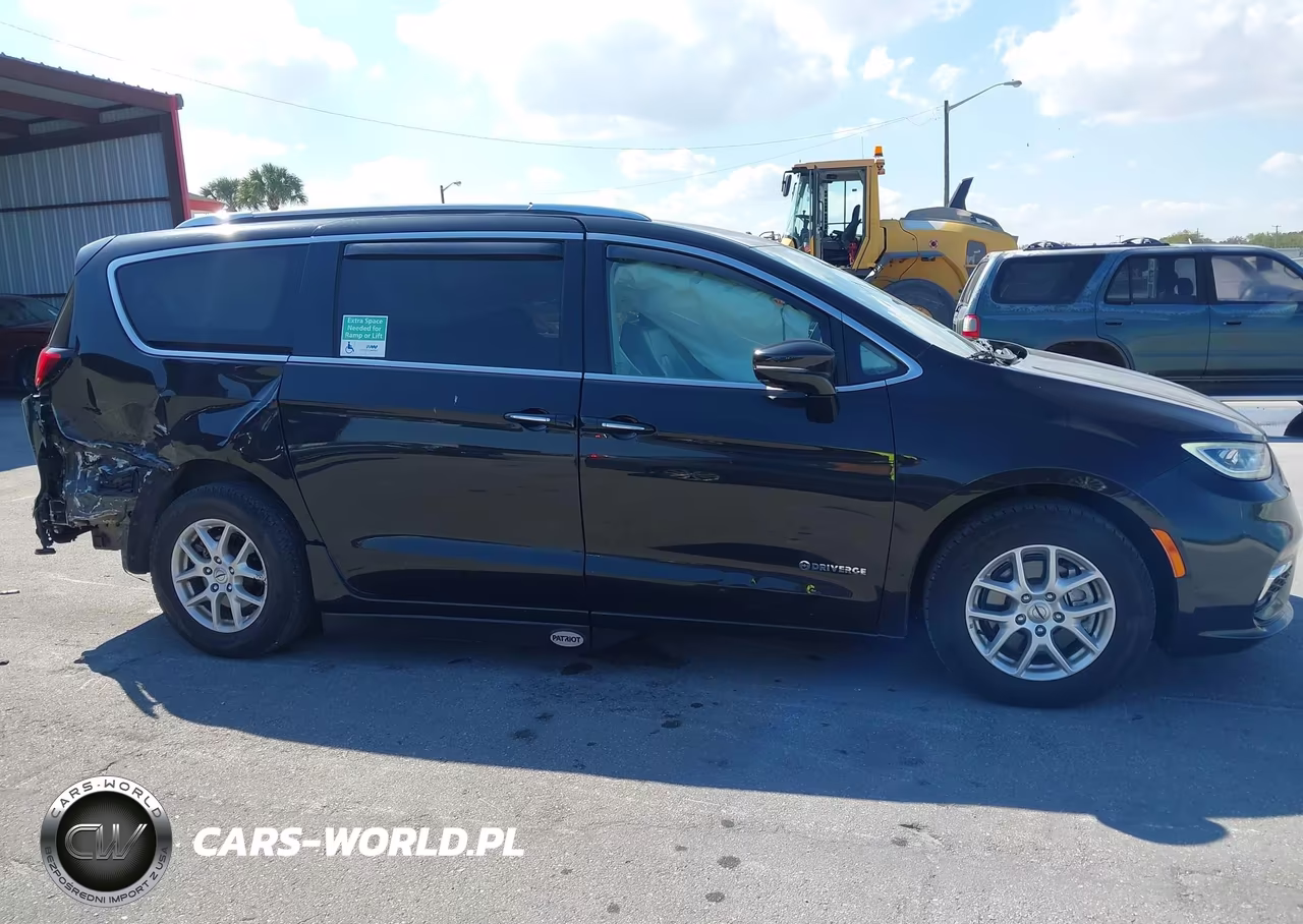 2021 Chrysler Pacifica Touring L VIN:2C4RC1BG8MR592256 - 13
