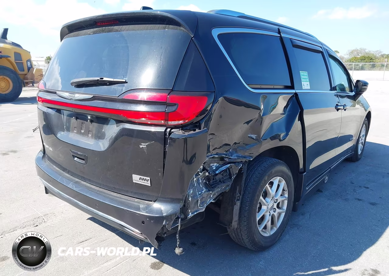 2021 Chrysler Pacifica Touring L VIN:2C4RC1BG8MR592256 - 17