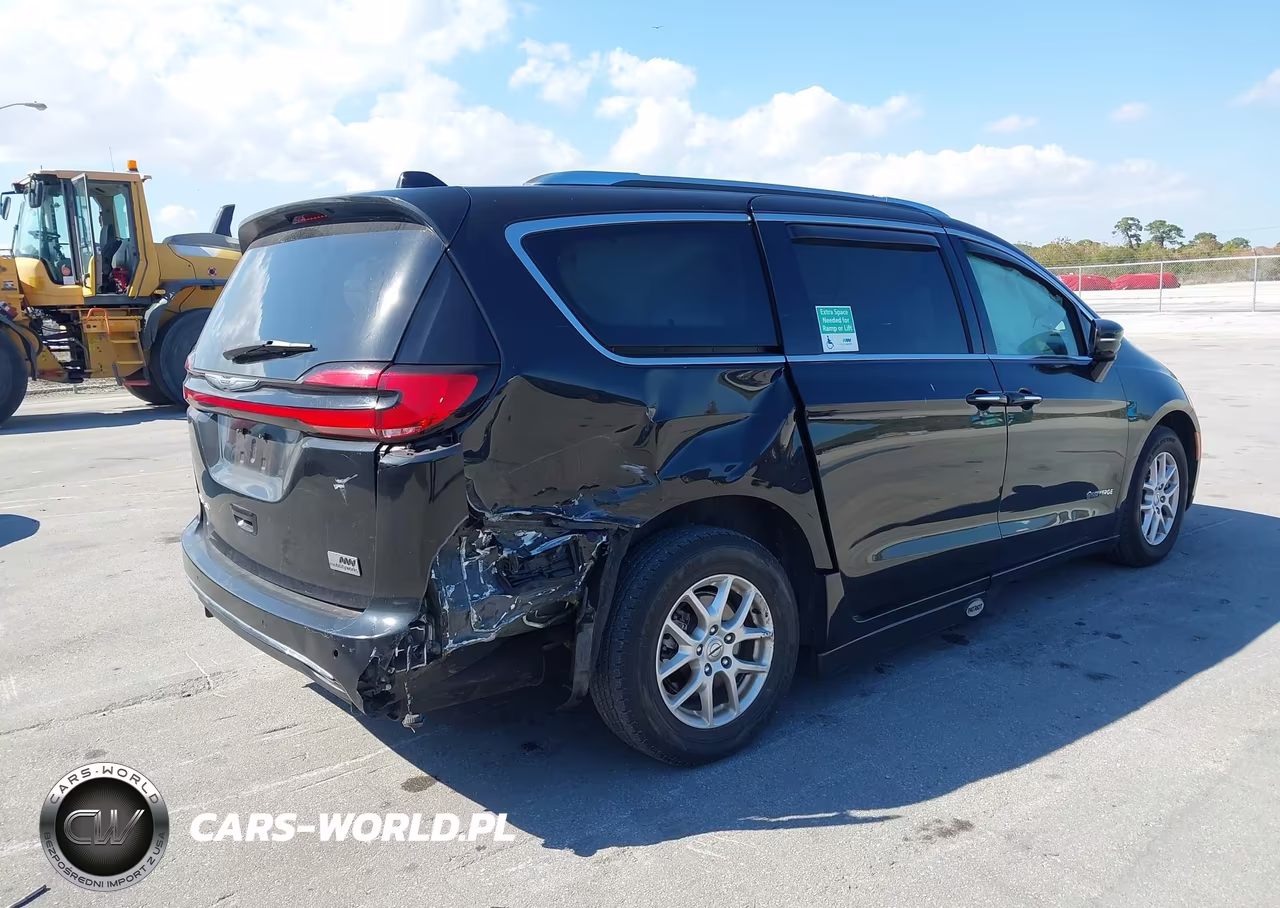 2021 Chrysler Pacifica Touring L VIN:2C4RC1BG8MR592256 - 4