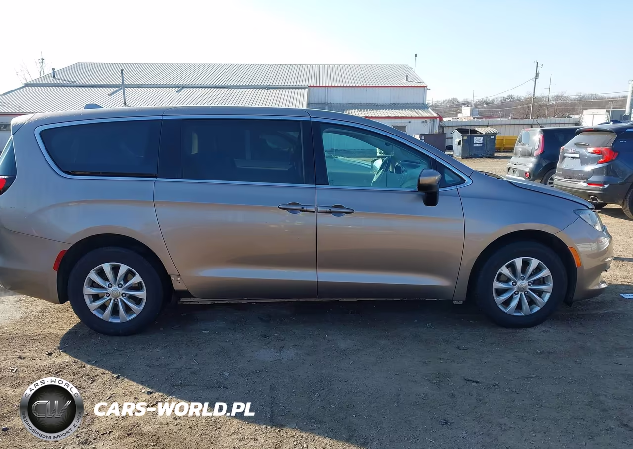 2017 Chrysler Pacifica Touring VIN:2C4RC1DG4HR553182 - 13