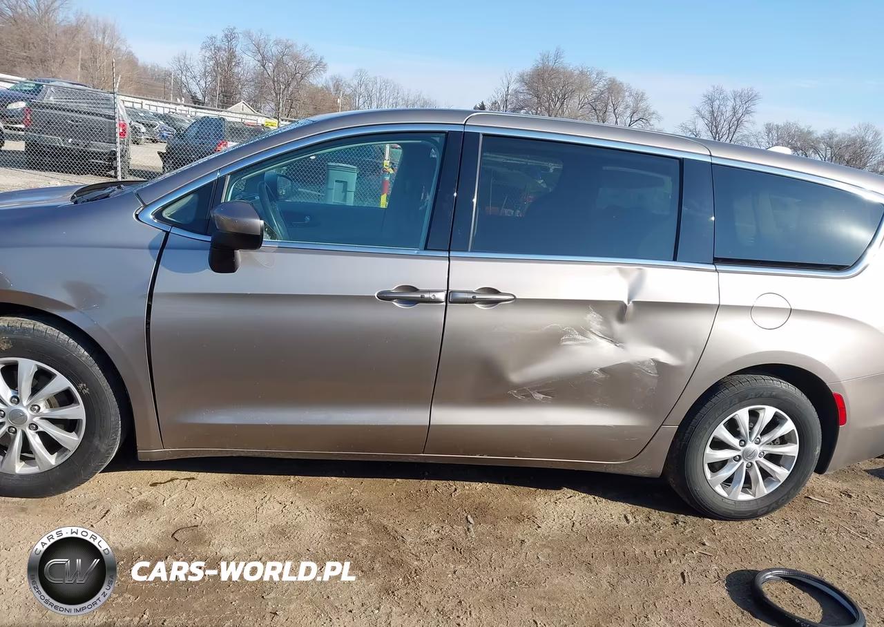2017 Chrysler Pacifica Touring VIN:2C4RC1DG4HR553182 - 14