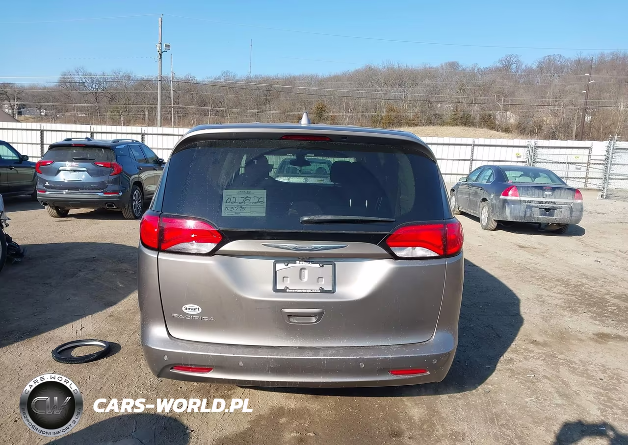 2017 Chrysler Pacifica Touring VIN:2C4RC1DG4HR553182 - 16