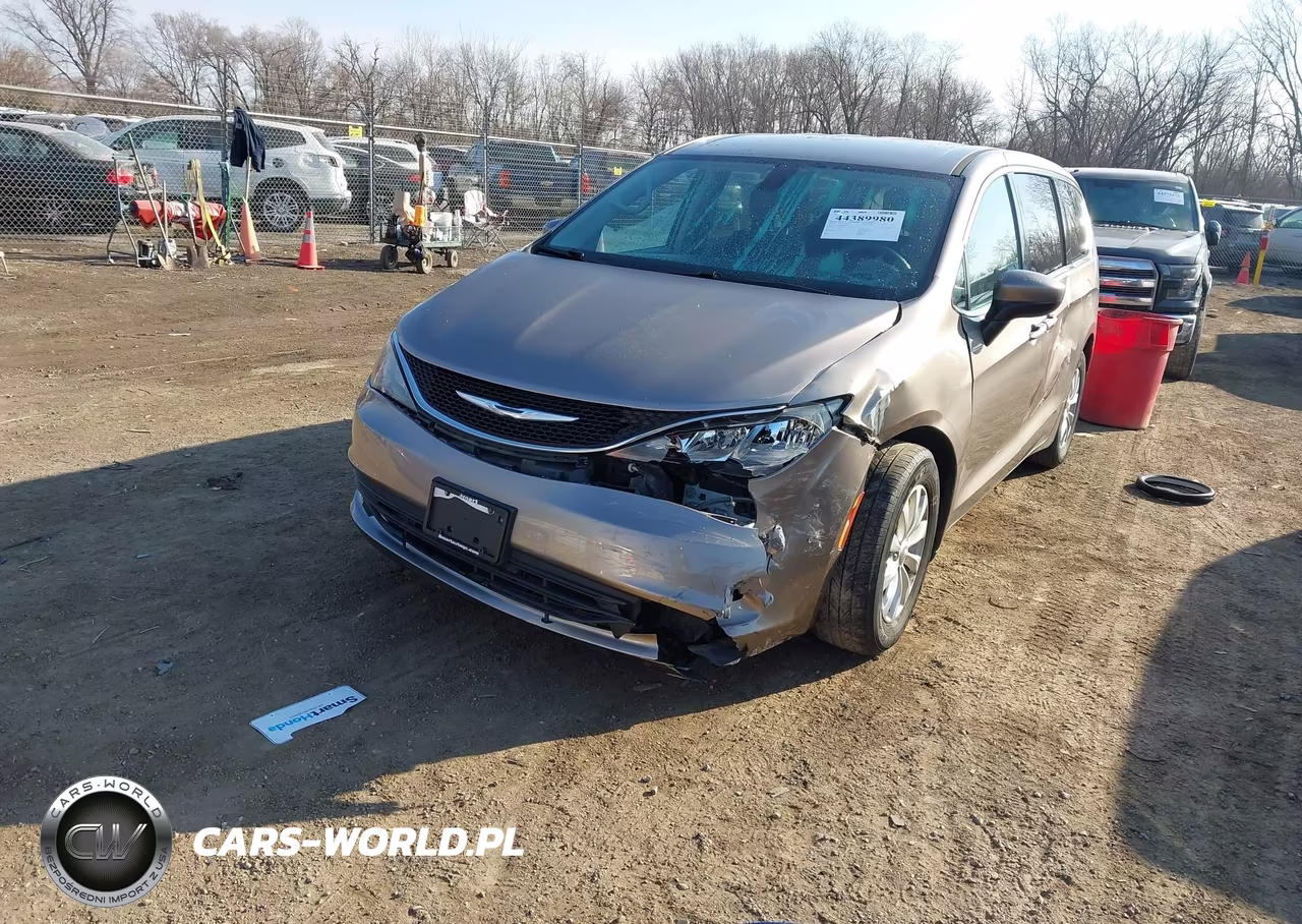 2017 Chrysler Pacifica Touring VIN:2C4RC1DG4HR553182 - 2