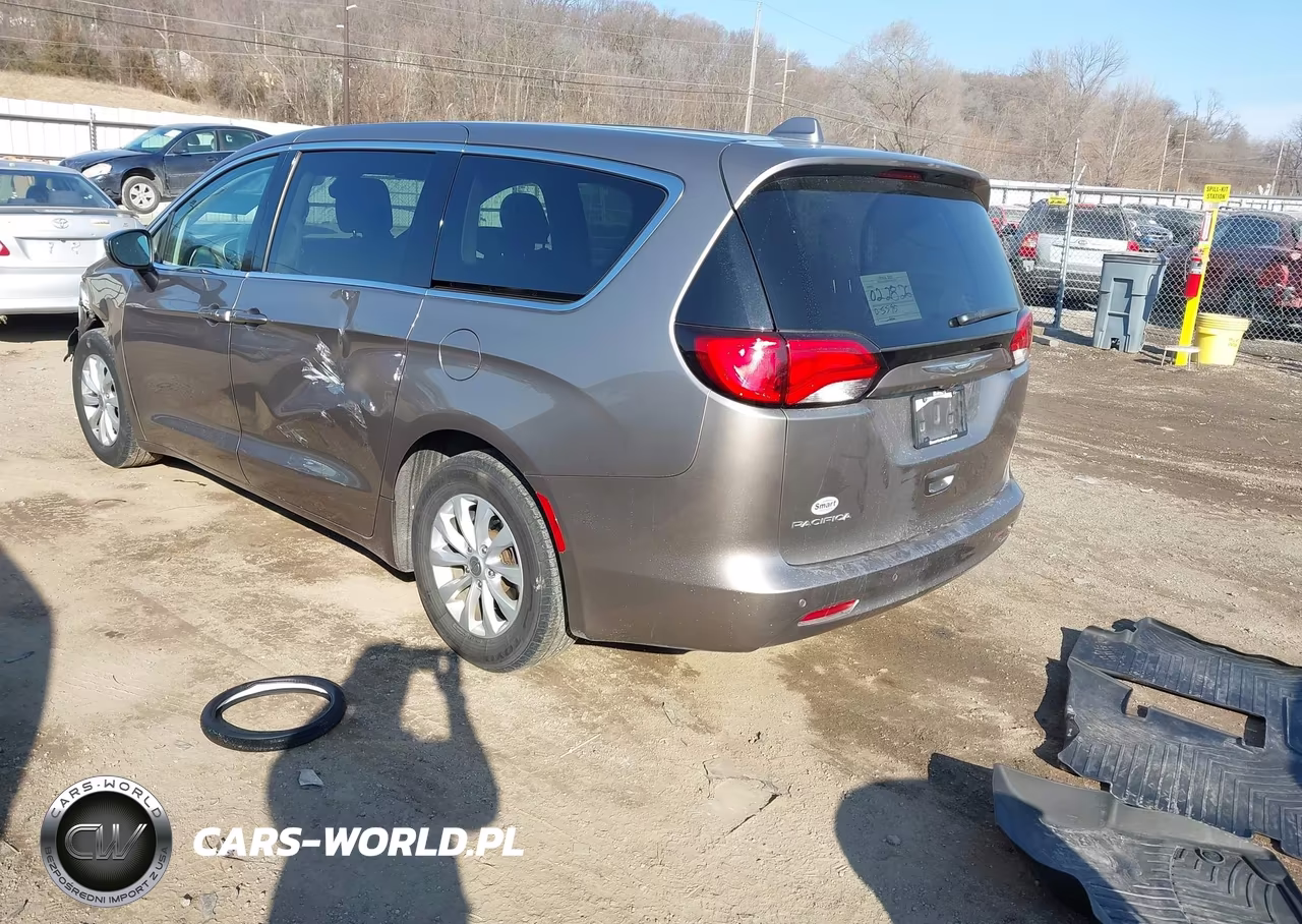 2017 Chrysler Pacifica Touring VIN:2C4RC1DG4HR553182 - 3