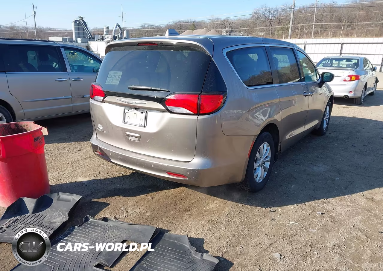 2017 Chrysler Pacifica Touring VIN:2C4RC1DG4HR553182 - 4