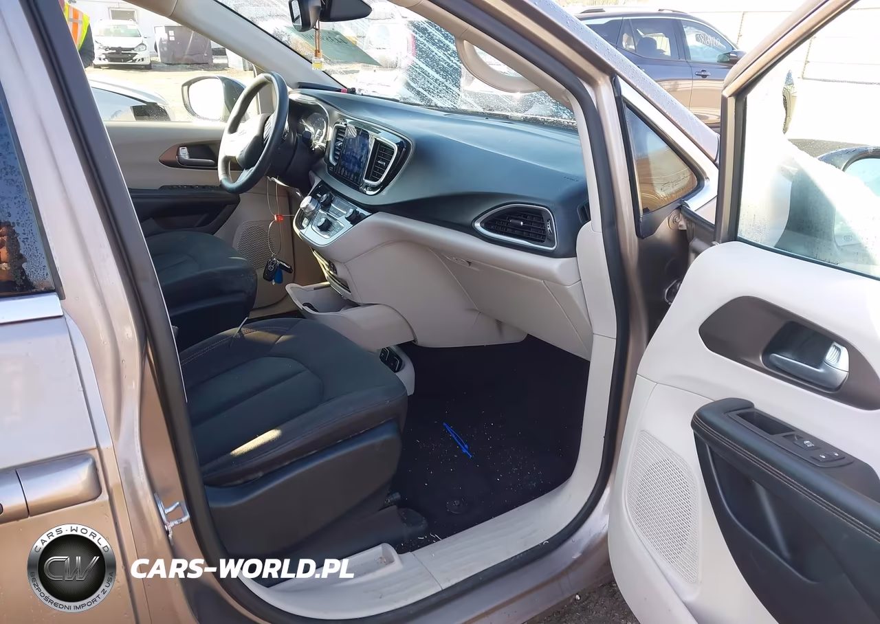 2017 Chrysler Pacifica Touring VIN:2C4RC1DG4HR553182 - 5