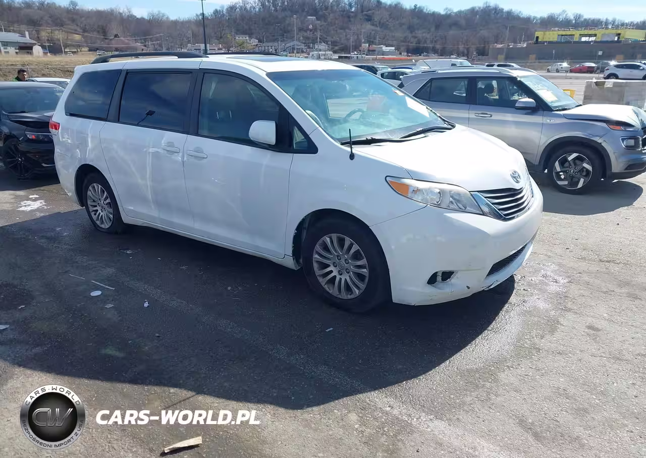 2013 TOYOTA SIENNA XLE V6 8 PASSENGER