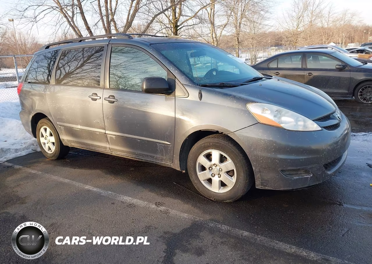 2010 Toyota Sienna Le – zdjęcie 1 z 16