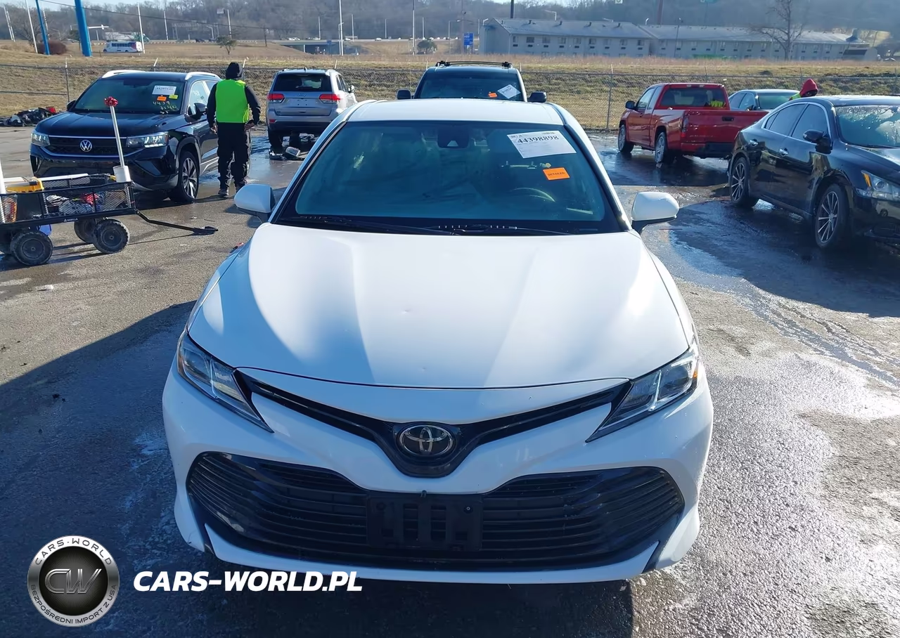 2020 Toyota Camry Le VIN:4T1C11AK2LU876920 - 12