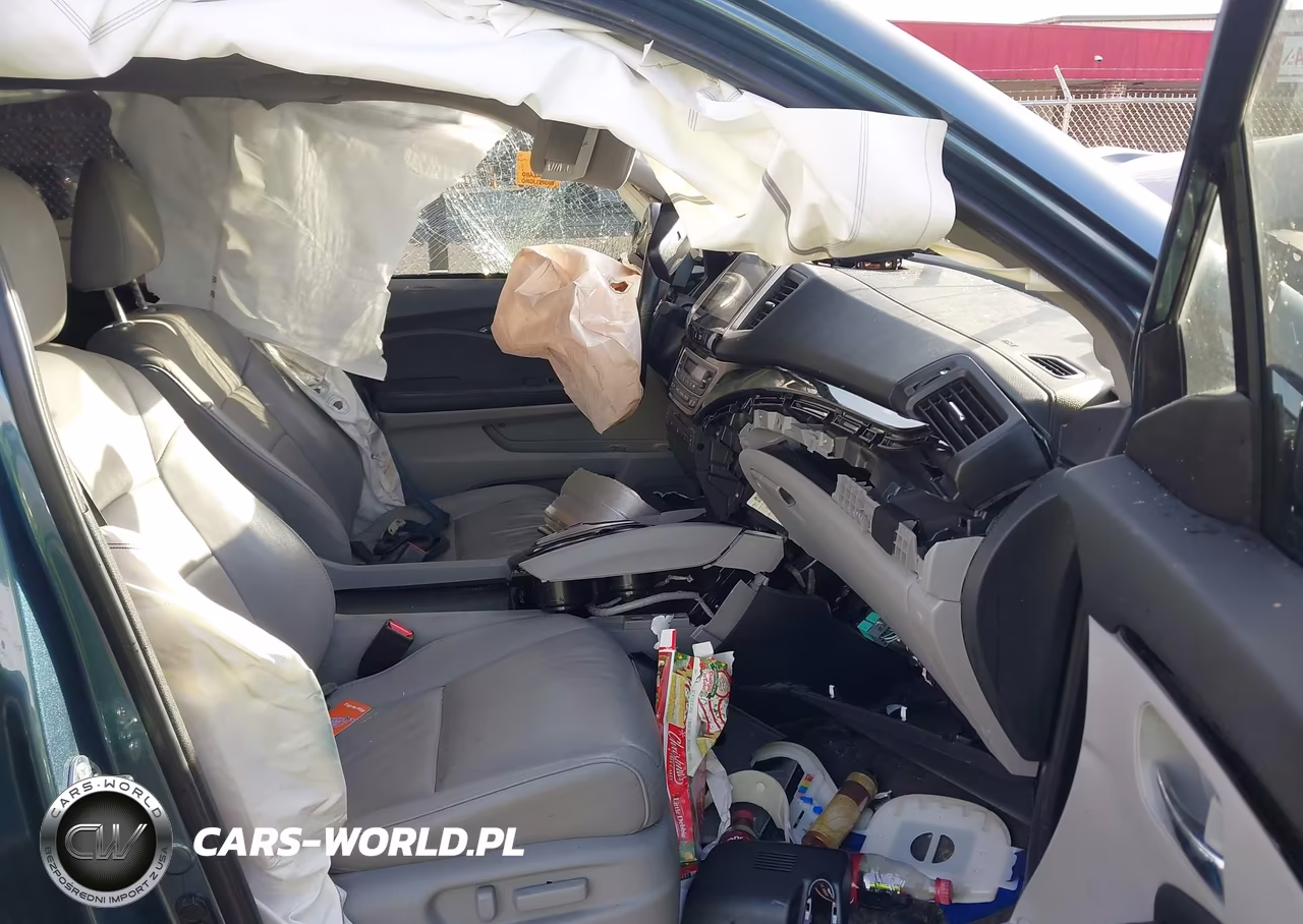 2018 Honda Pilot Touring VIN:5FNYF5H99JB004357 - 5