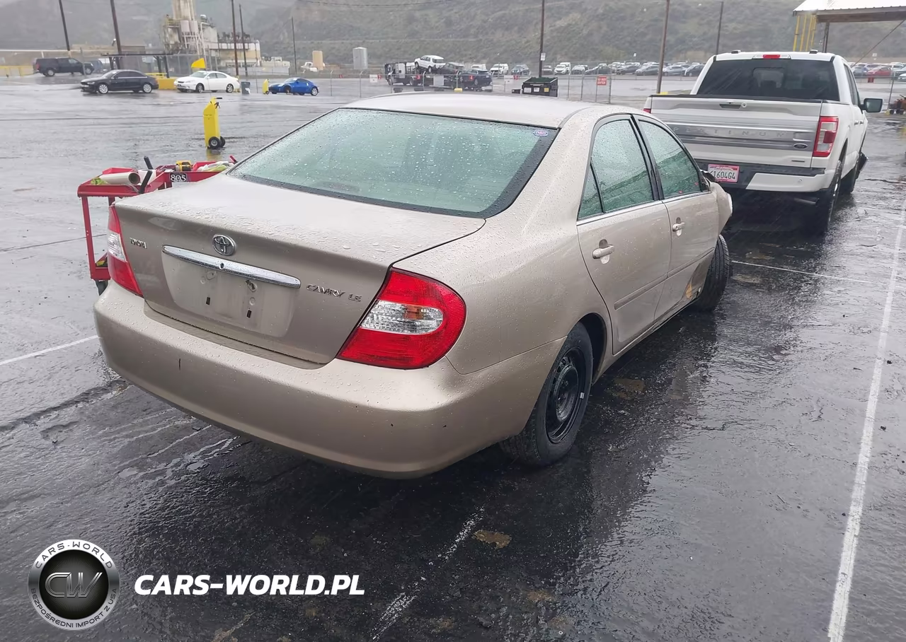 2002 Toyota Camry Le VIN:JTDBE32K320127970 - 4
