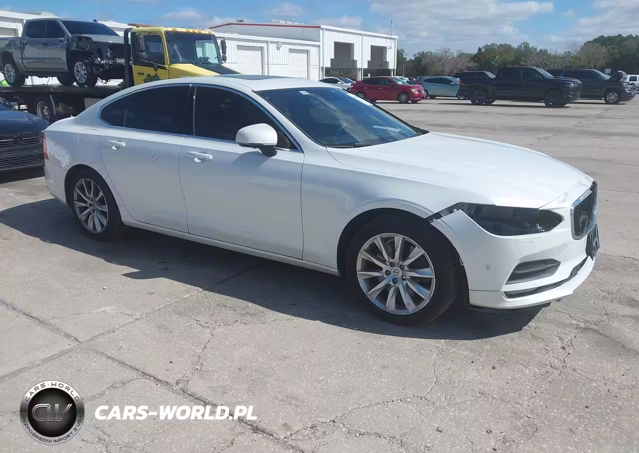 2017 Volvo S90 T6 Momentum
