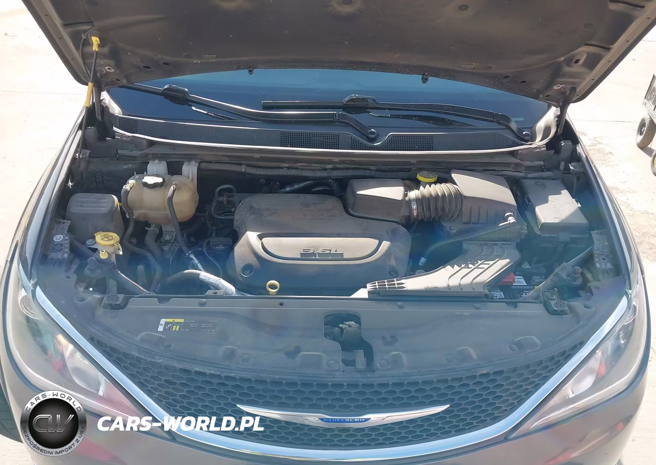 2019 Chrysler Pacifica Touring Plus VIN:2C4RC1FG9KR576977 - 10