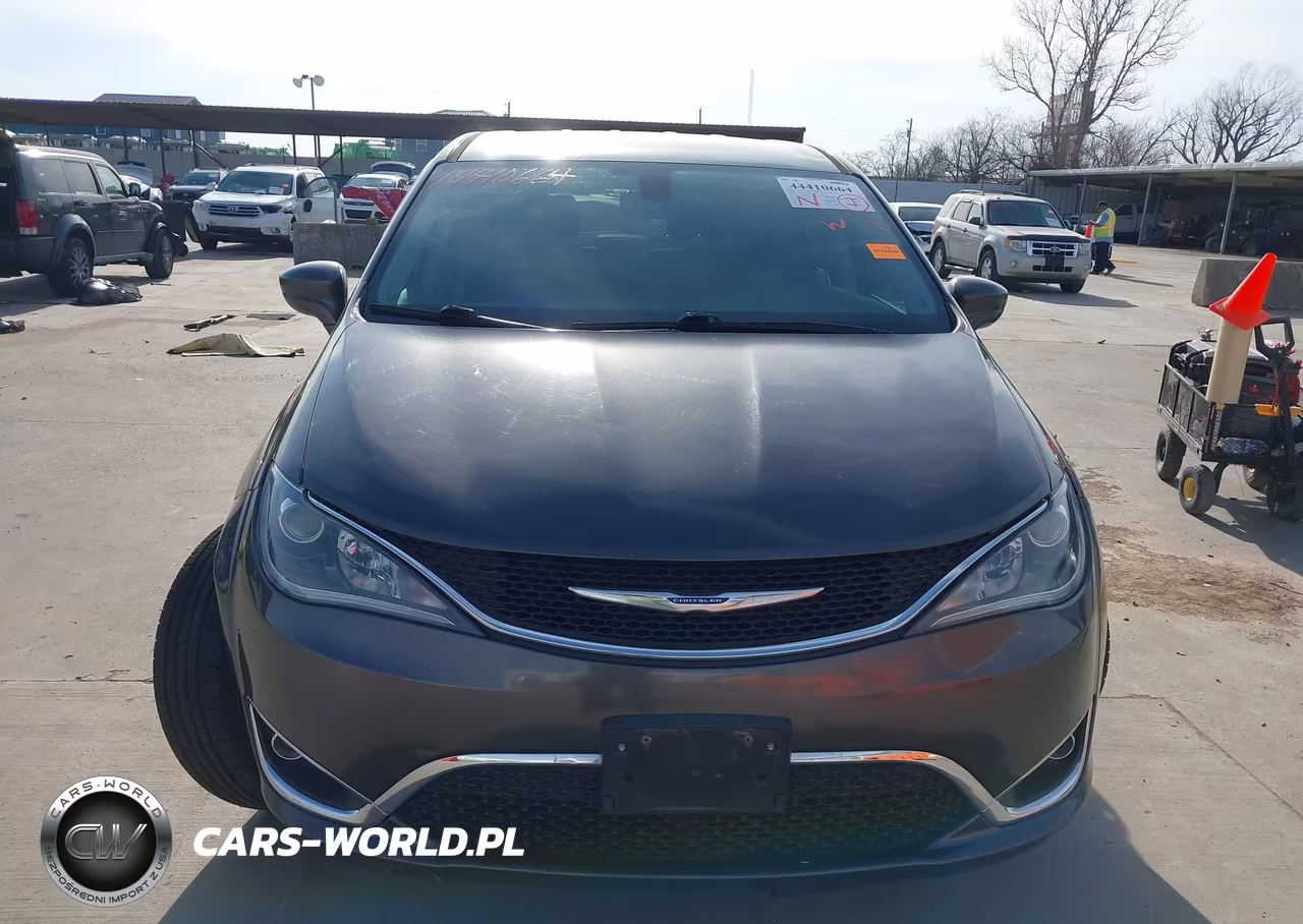 2019 Chrysler Pacifica Touring Plus VIN:2C4RC1FG9KR576977 - 12