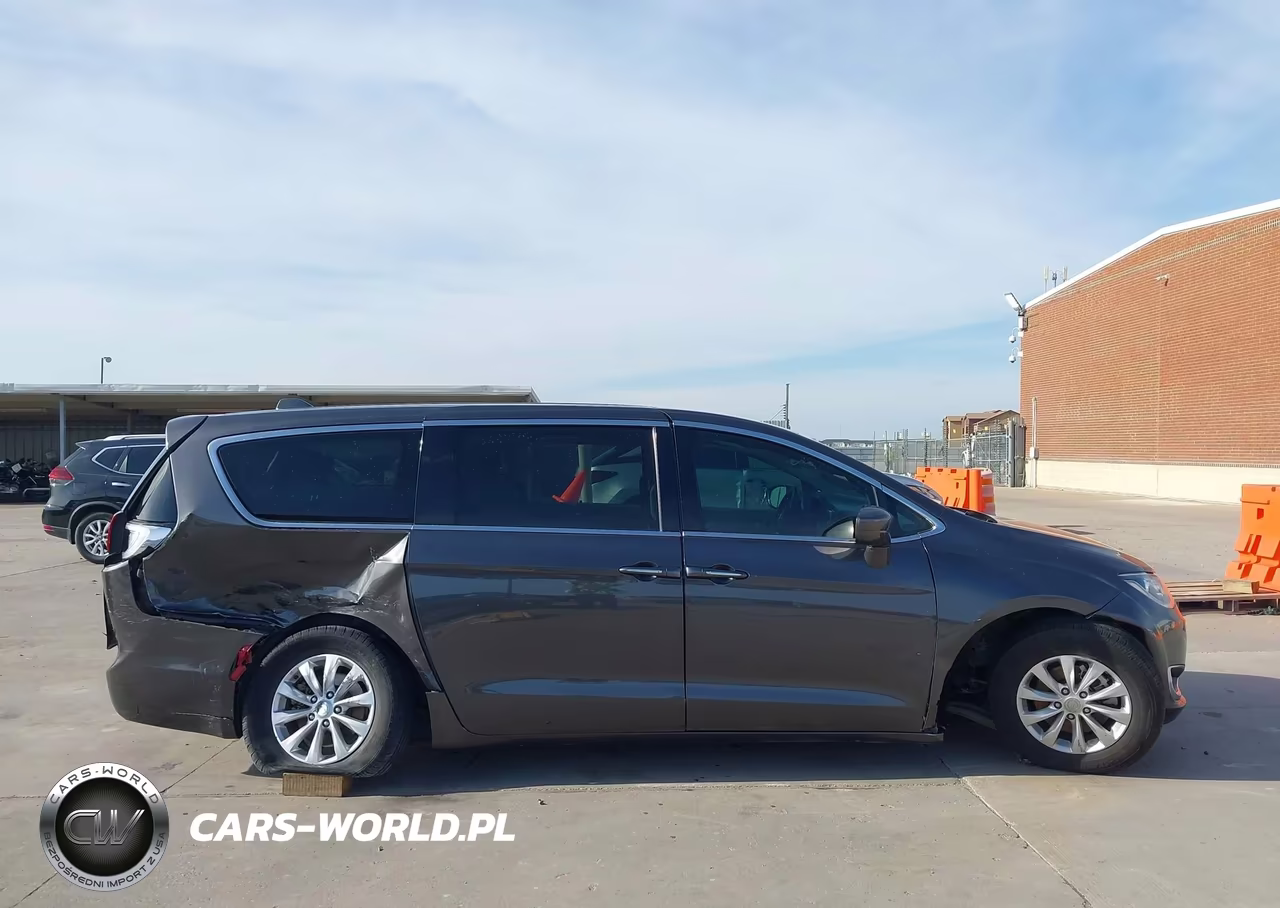2019 Chrysler Pacifica Touring Plus VIN:2C4RC1FG9KR576977 - 13