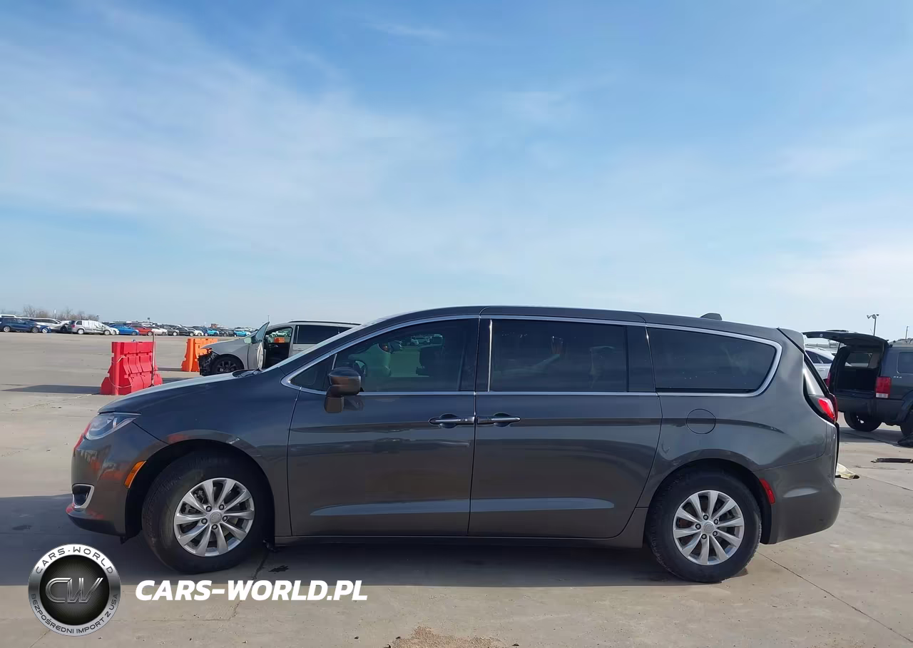 2019 Chrysler Pacifica Touring Plus VIN:2C4RC1FG9KR576977 - 14