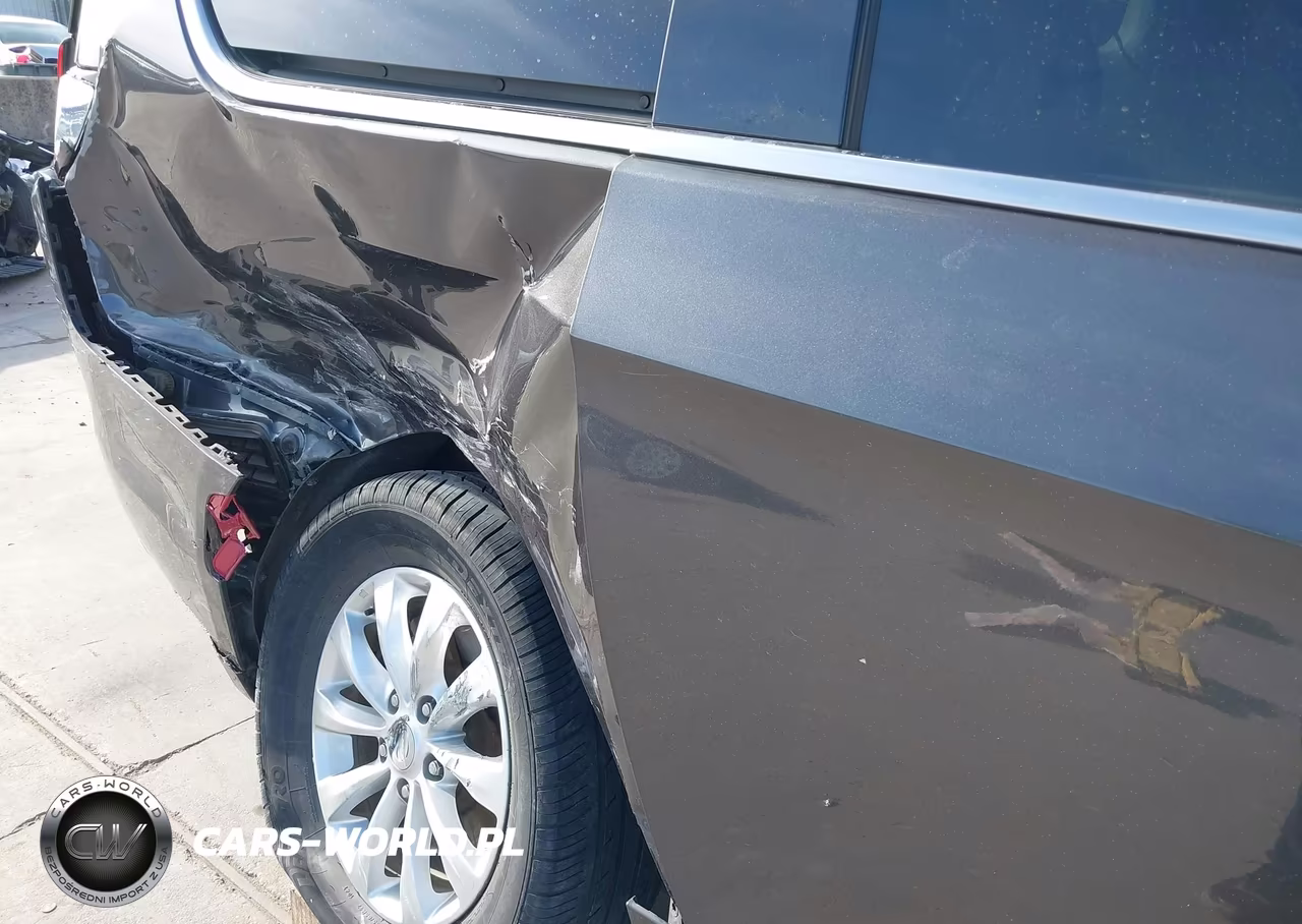 2019 Chrysler Pacifica Touring Plus VIN:2C4RC1FG9KR576977 - 18