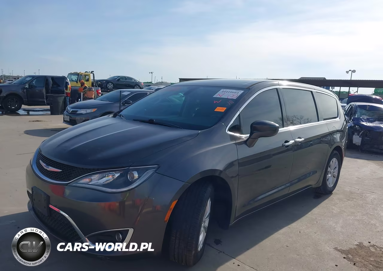 2019 Chrysler Pacifica Touring Plus VIN:2C4RC1FG9KR576977 - 2