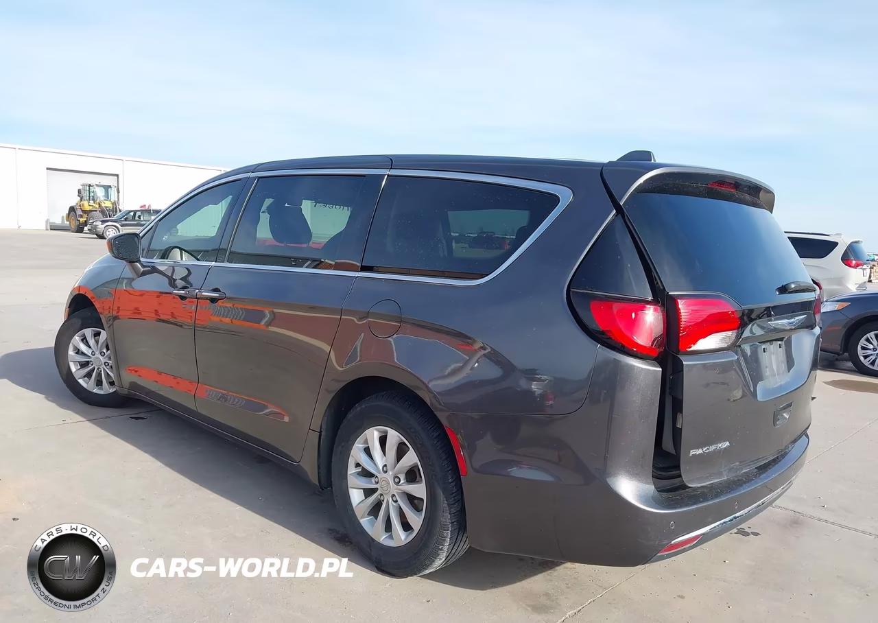 2019 Chrysler Pacifica Touring Plus VIN:2C4RC1FG9KR576977 - 3