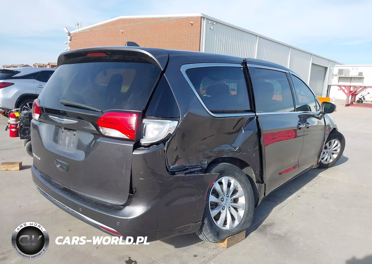 2019 Chrysler Pacifica Touring Plus VIN:2C4RC1FG9KR576977 - 4