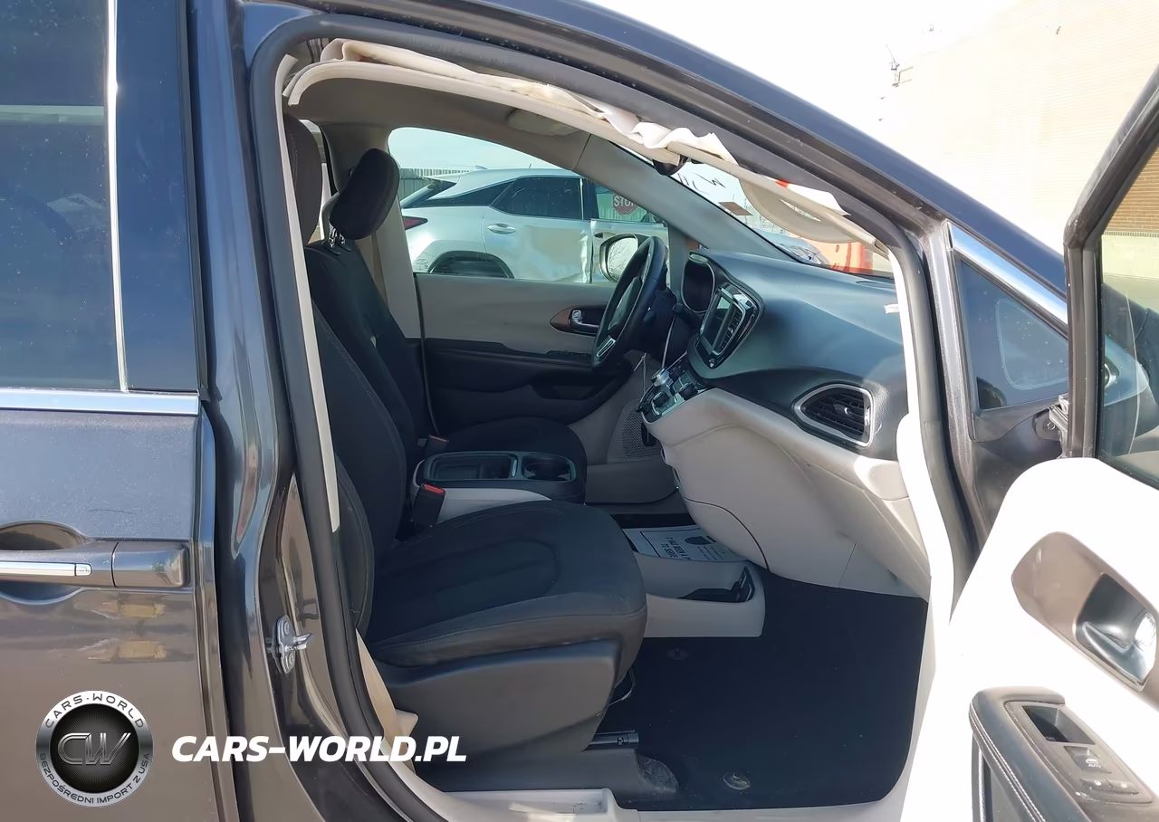 2019 Chrysler Pacifica Touring Plus VIN:2C4RC1FG9KR576977 - 5
