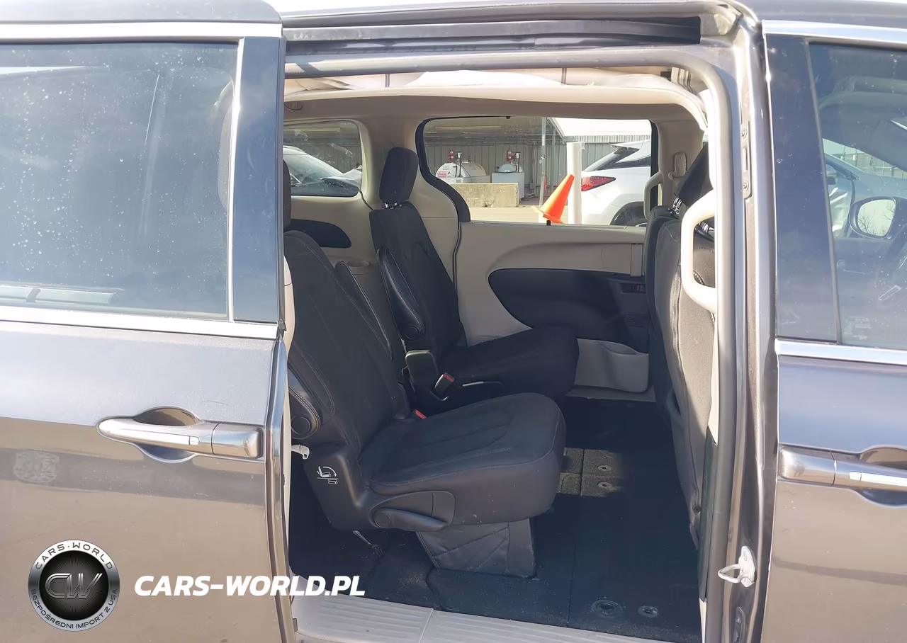 2019 Chrysler Pacifica Touring Plus VIN:2C4RC1FG9KR576977 - 8