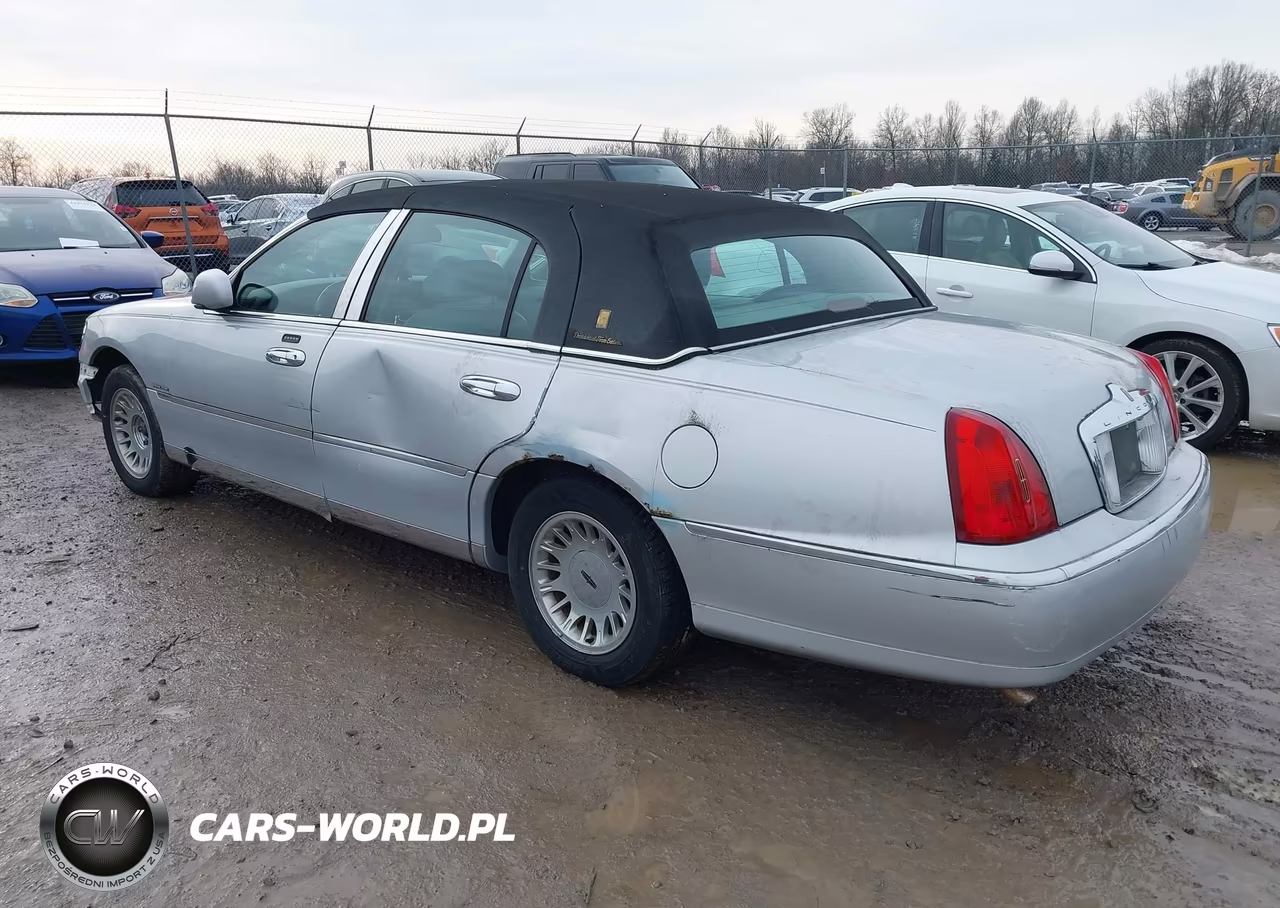 2000 Lincoln Town Car Cartier VIN:1LNHM83W7YY787866 - 3