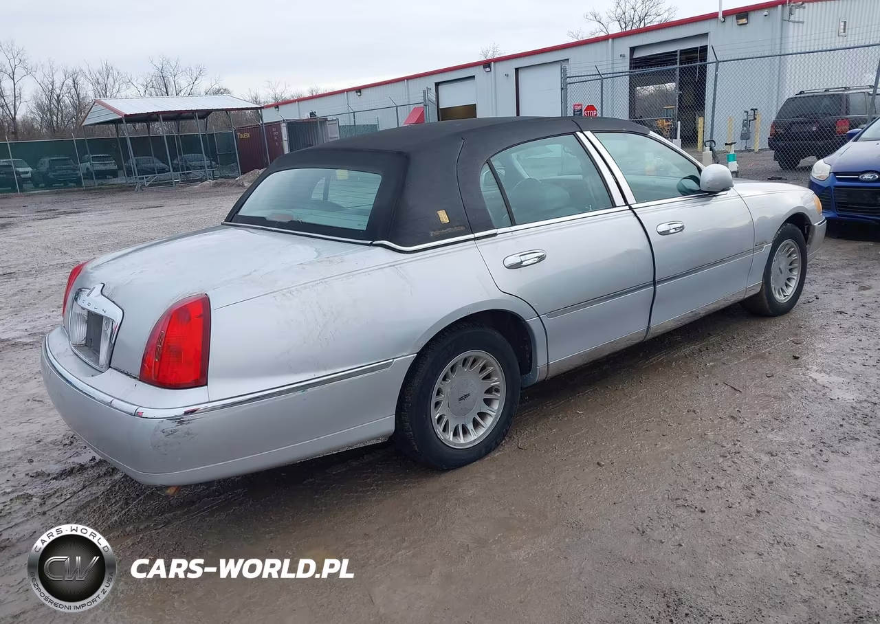 2000 Lincoln Town Car Cartier VIN:1LNHM83W7YY787866 - 4