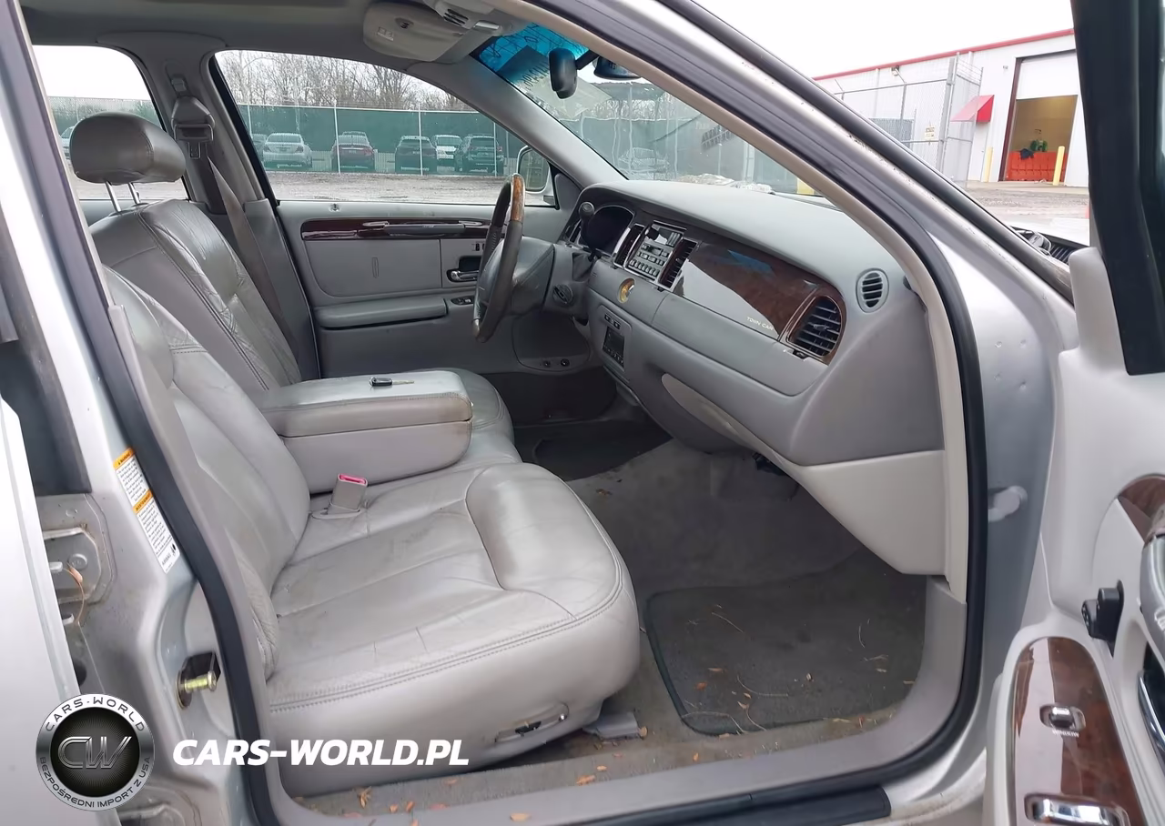 2000 Lincoln Town Car Cartier VIN:1LNHM83W7YY787866 - 5