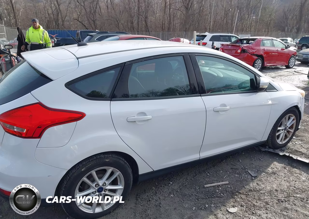 2016 Ford Focus Se VIN:1FADP3K24GL320336 - 4