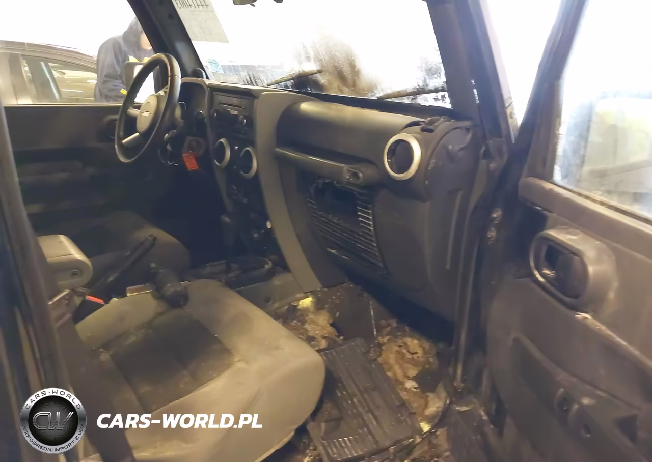2010 Jeep Wrangler Unlimited Sahara VIN:1J4BA5H15AL207882 - 5