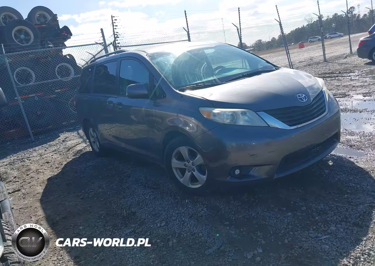 2013 Toyota Sienna Le V6 8 Passenger