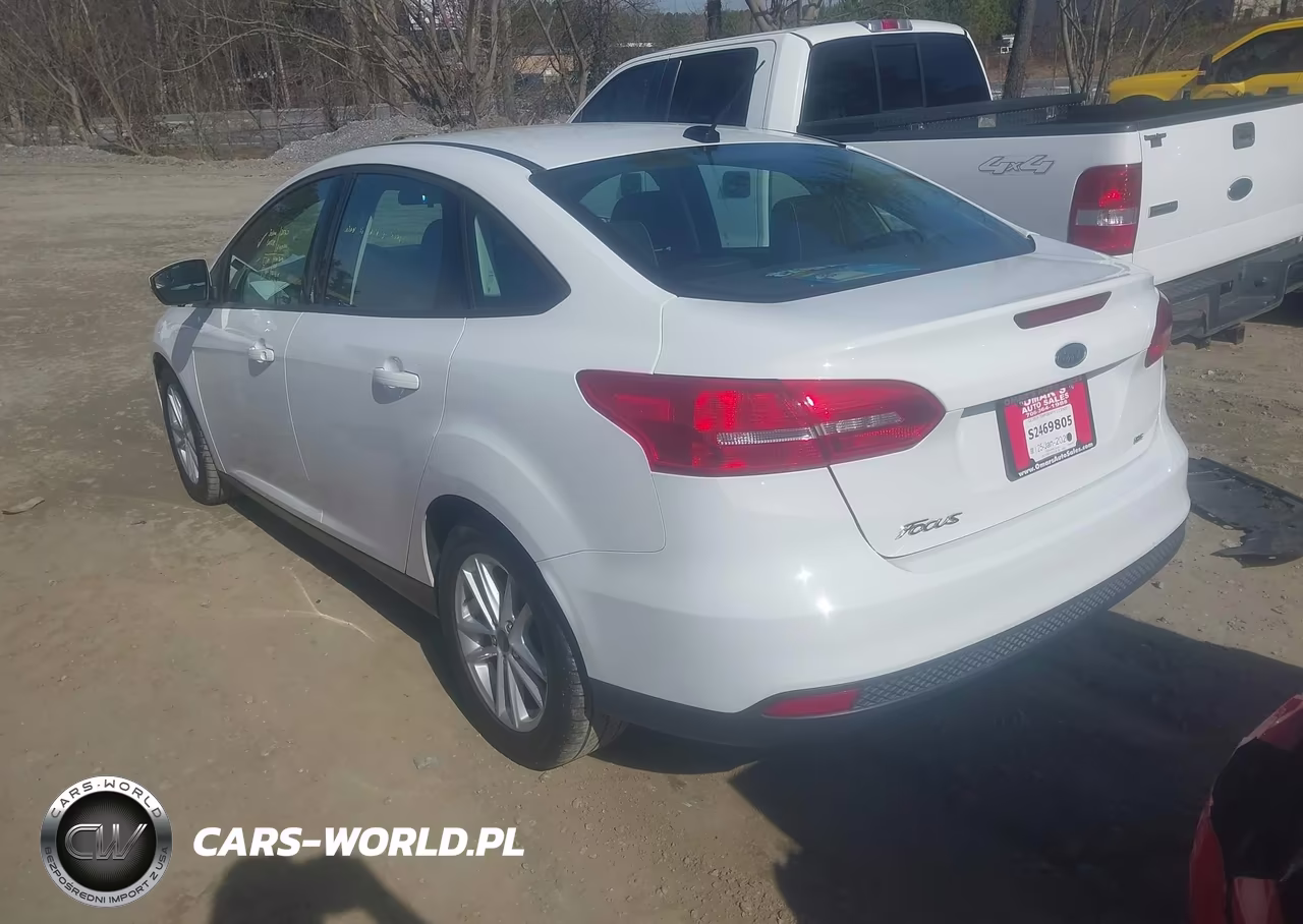 2017 Ford Focus Se VIN:1FADP3F28HL304880 - 3