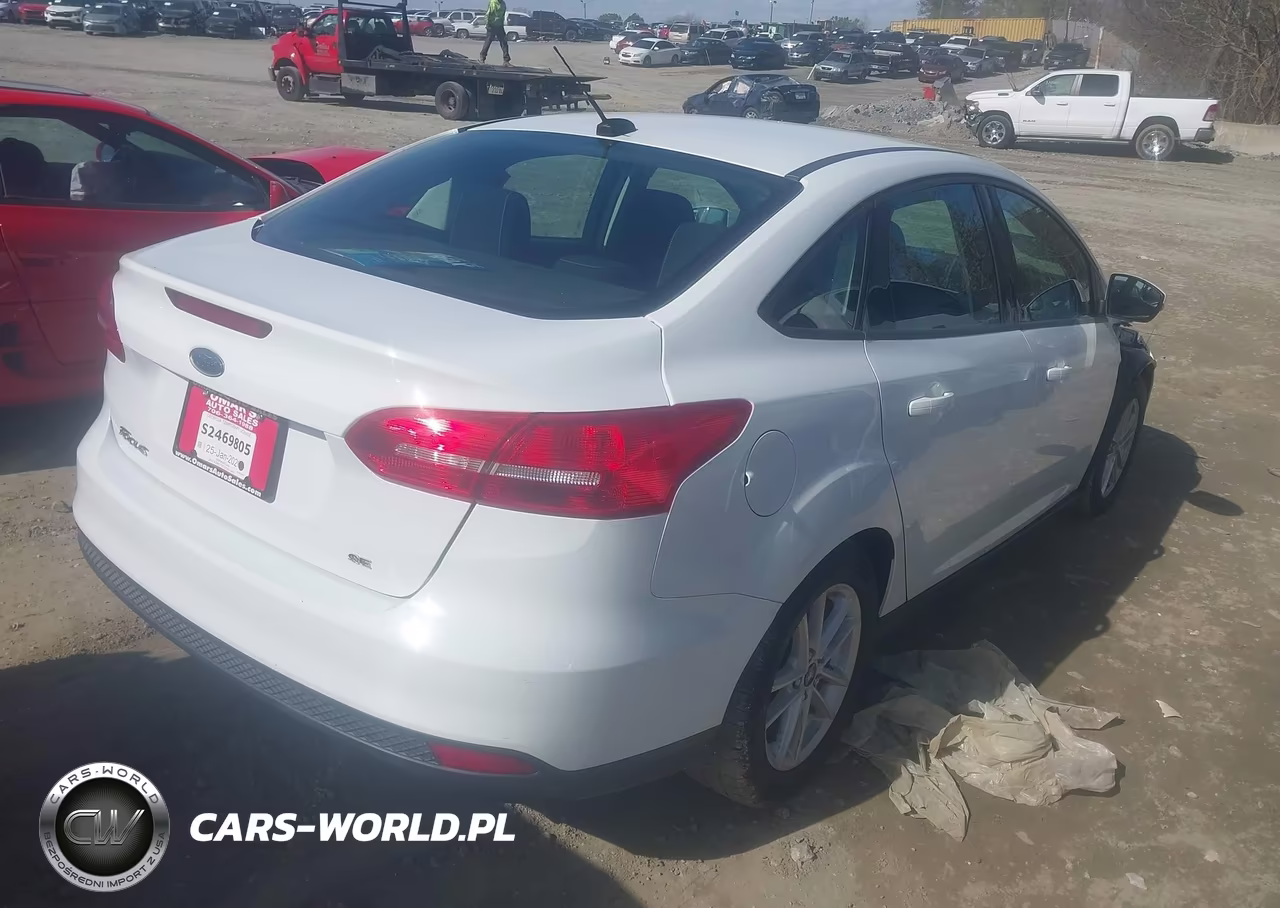 2017 Ford Focus Se VIN:1FADP3F28HL304880 - 4