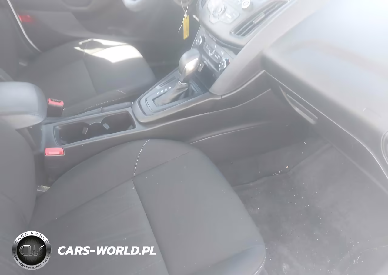 2017 Ford Focus Se VIN:1FADP3F28HL304880 - 5