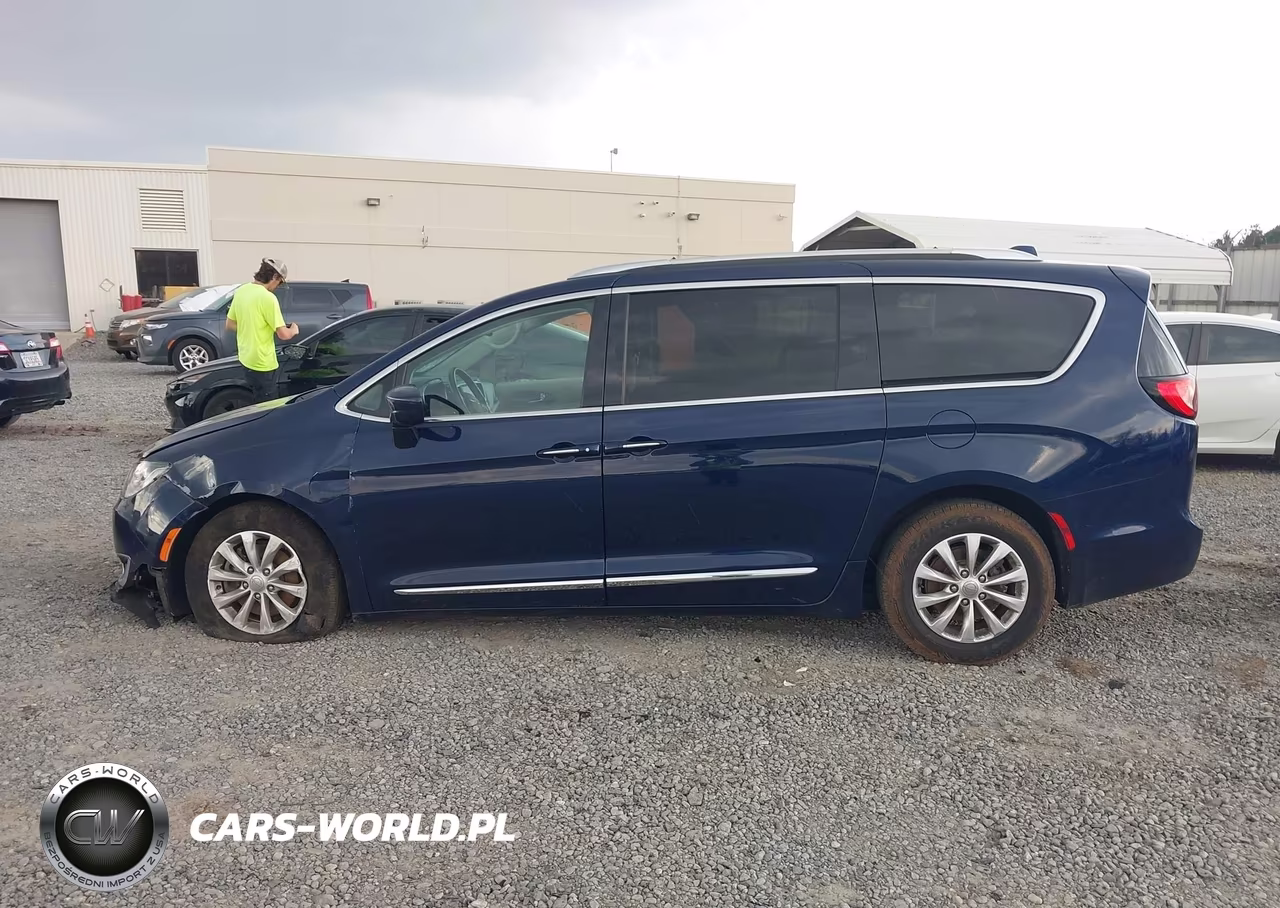 2019 Chrysler Pacifica Touring L VIN:2C4RC1BG1KR561069 - 14
