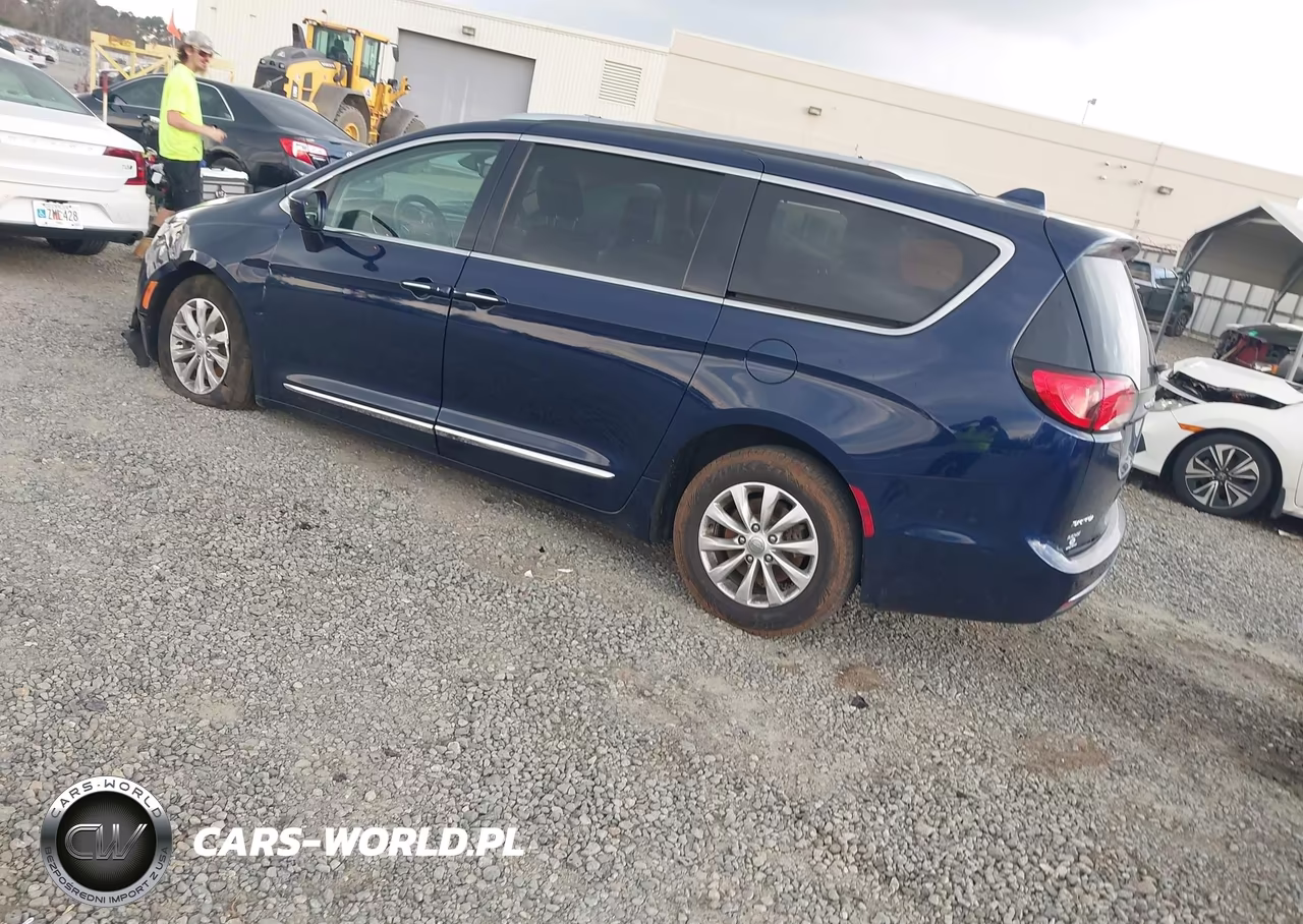 2019 Chrysler Pacifica Touring L VIN:2C4RC1BG1KR561069 - 3
