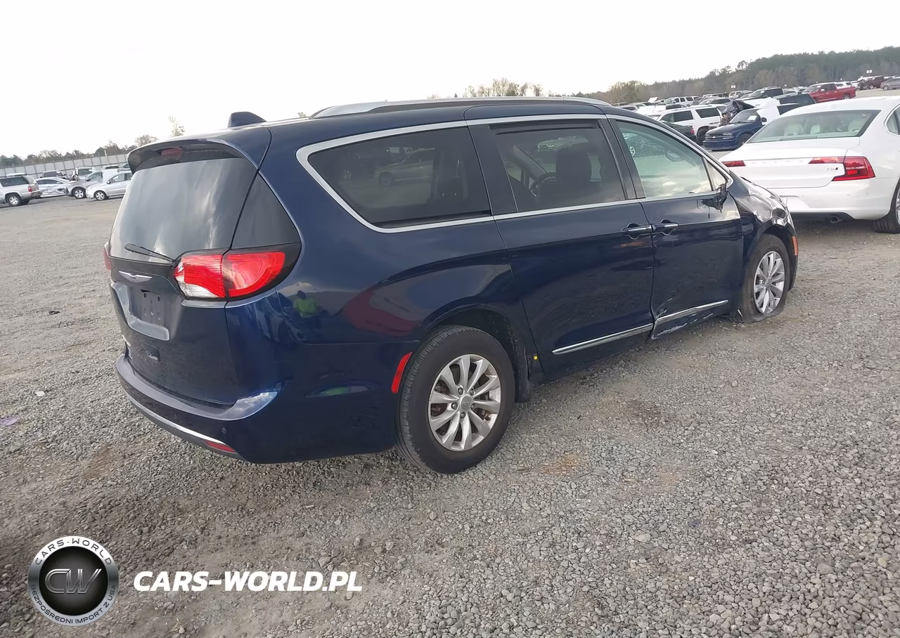 2019 Chrysler Pacifica Touring L VIN:2C4RC1BG1KR561069 - 4