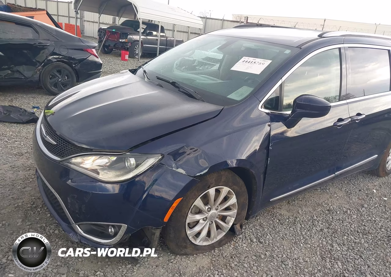 2019 Chrysler Pacifica Touring L VIN:2C4RC1BG1KR561069 - 6