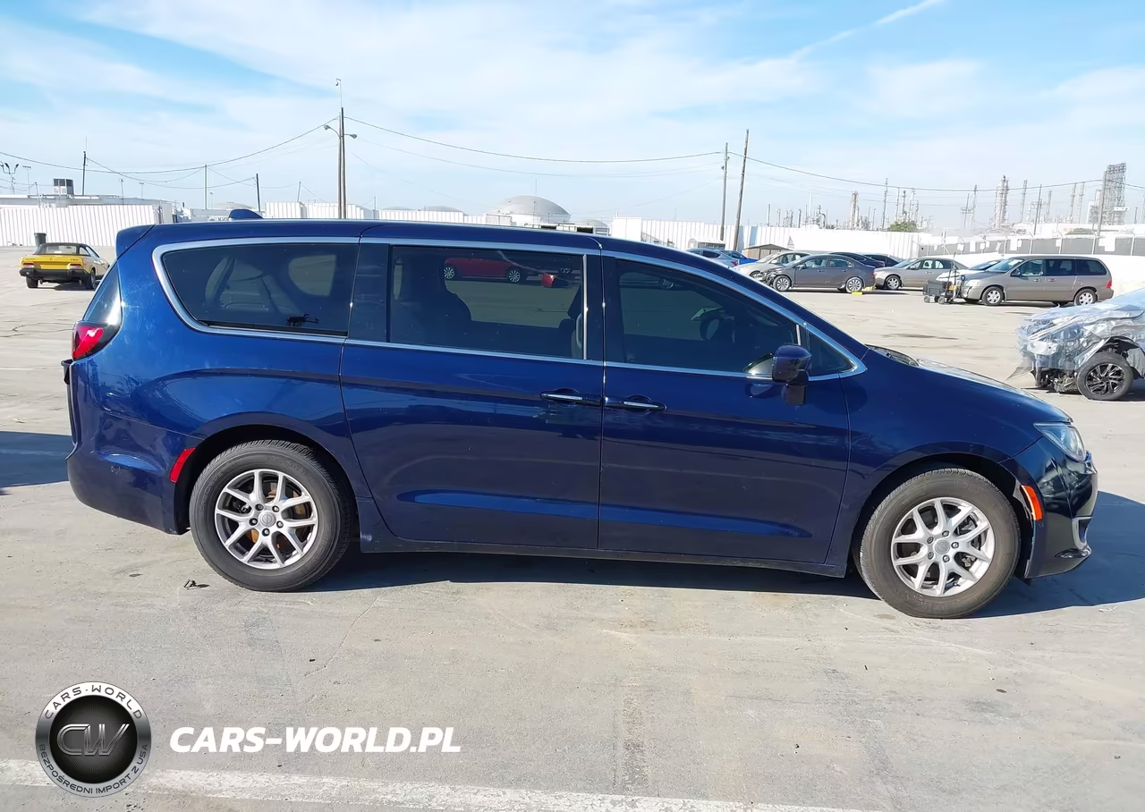 2020 Chrysler Pacifica Touring VIN:2C4RC1FG3LR197460 - 13