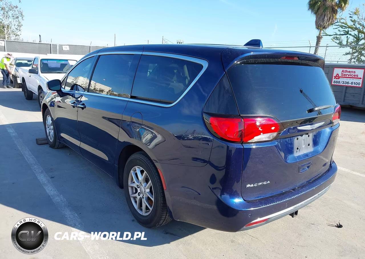 2020 Chrysler Pacifica Touring VIN:2C4RC1FG3LR197460 - 3