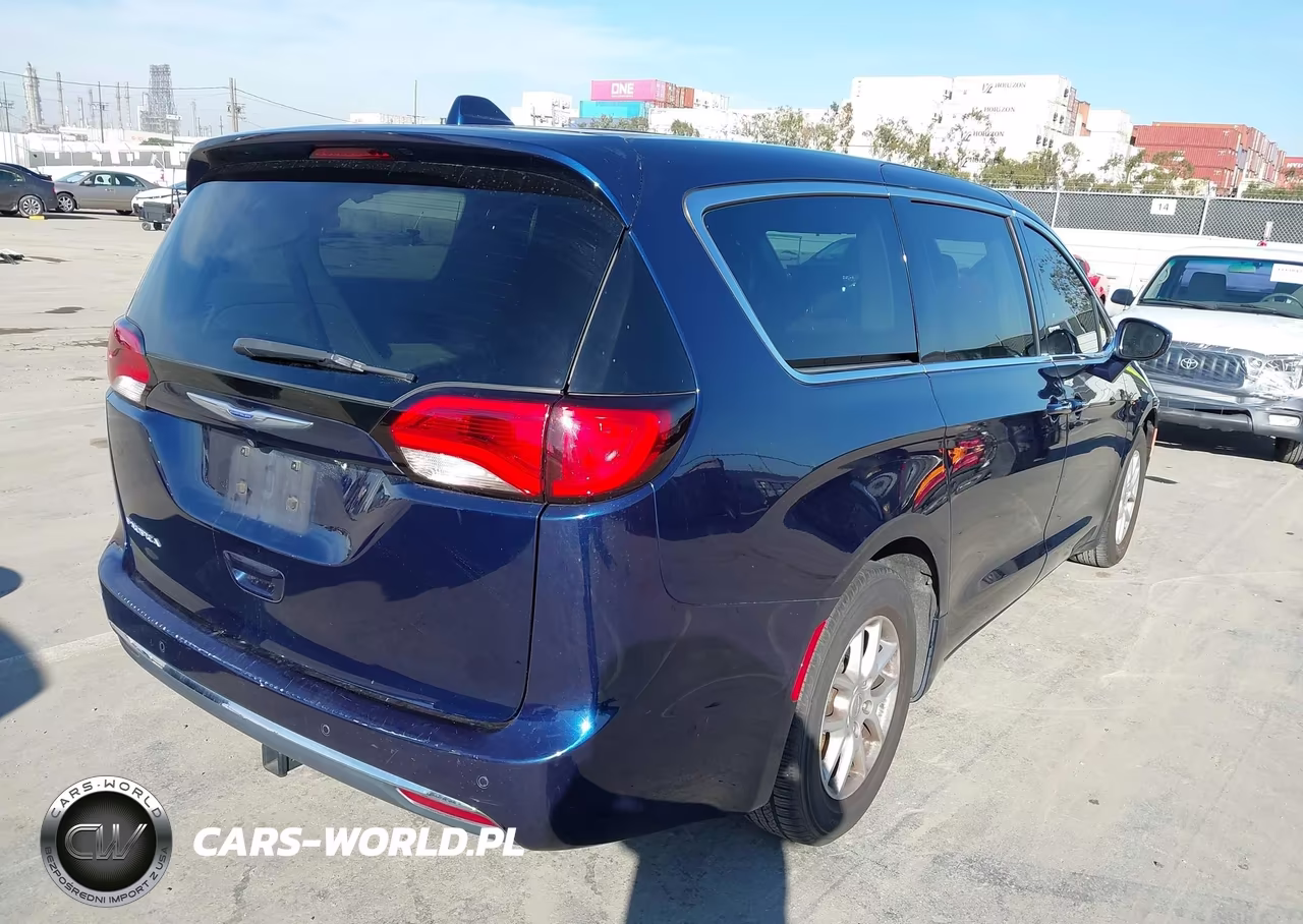 2020 Chrysler Pacifica Touring VIN:2C4RC1FG3LR197460 - 4