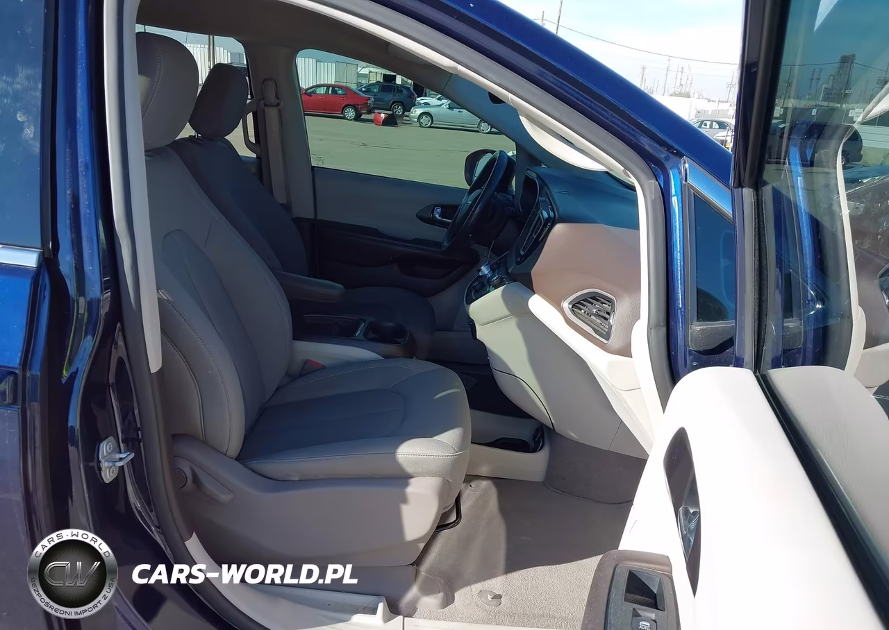 2020 Chrysler Pacifica Touring VIN:2C4RC1FG3LR197460 - 5