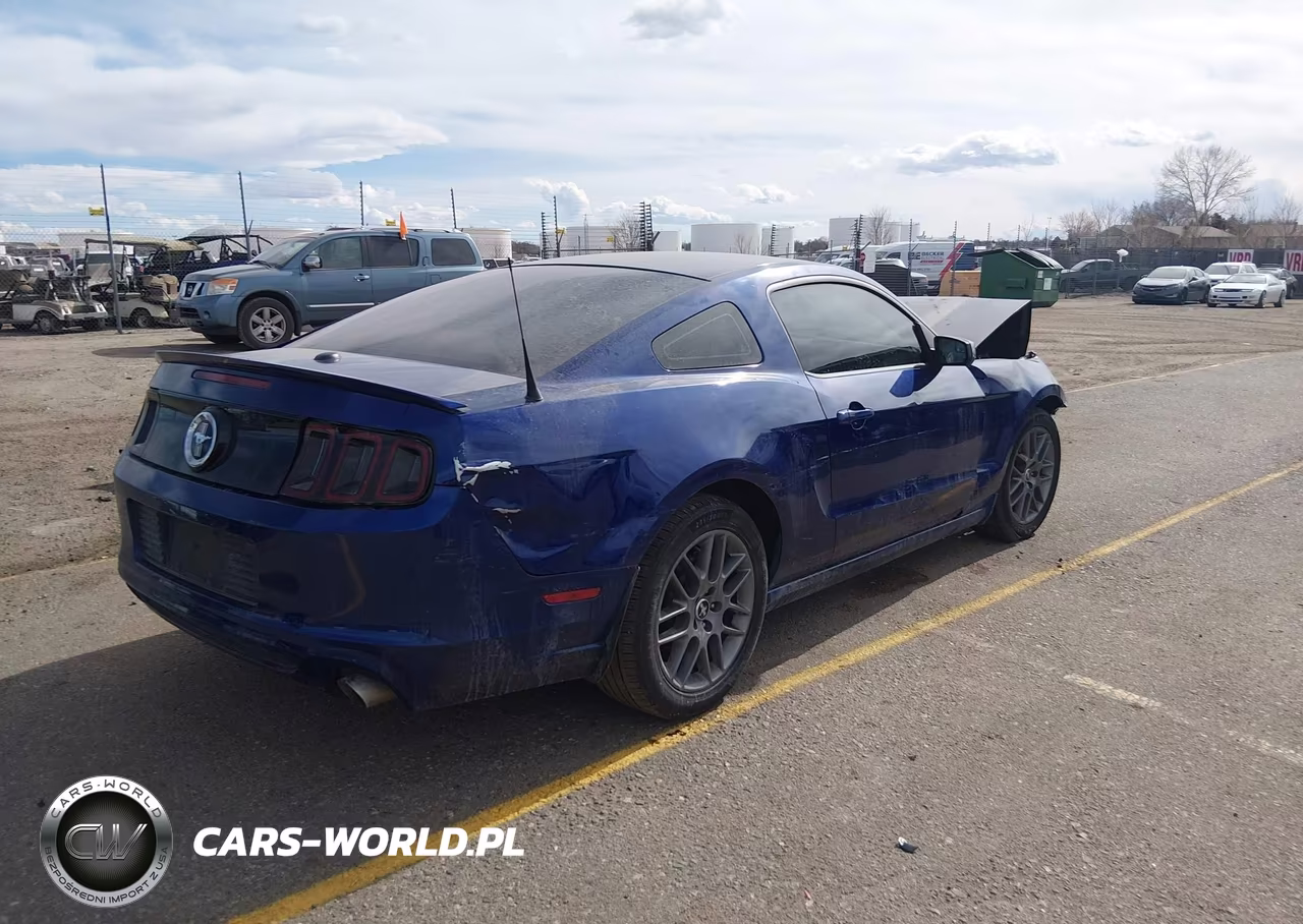 2014 Ford Mustang V6 Premium VIN:1ZVBP8AMXE5275063 - 4