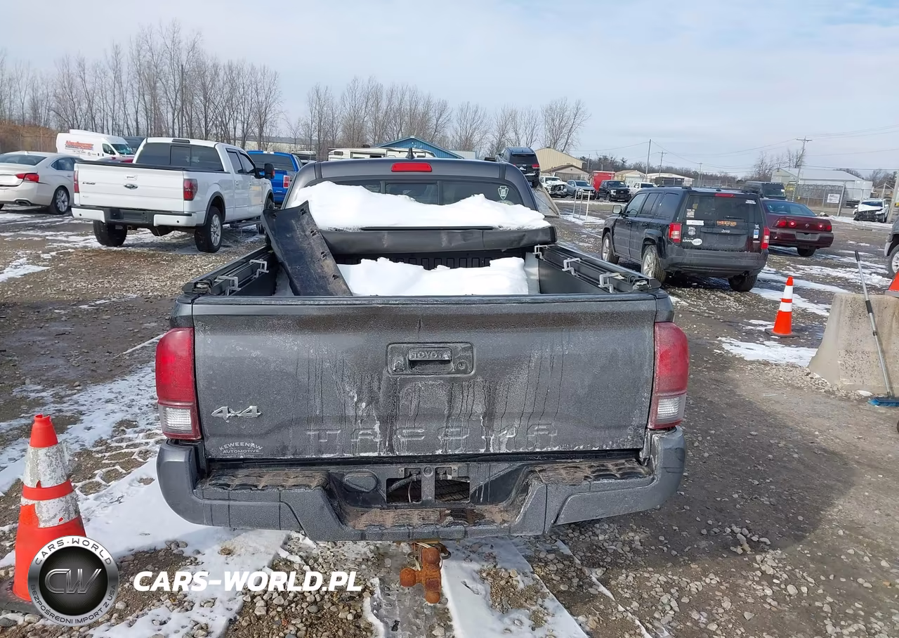 2018 Toyota Tacoma Sr VIN:5TFSX5EN9JX058168 - 17