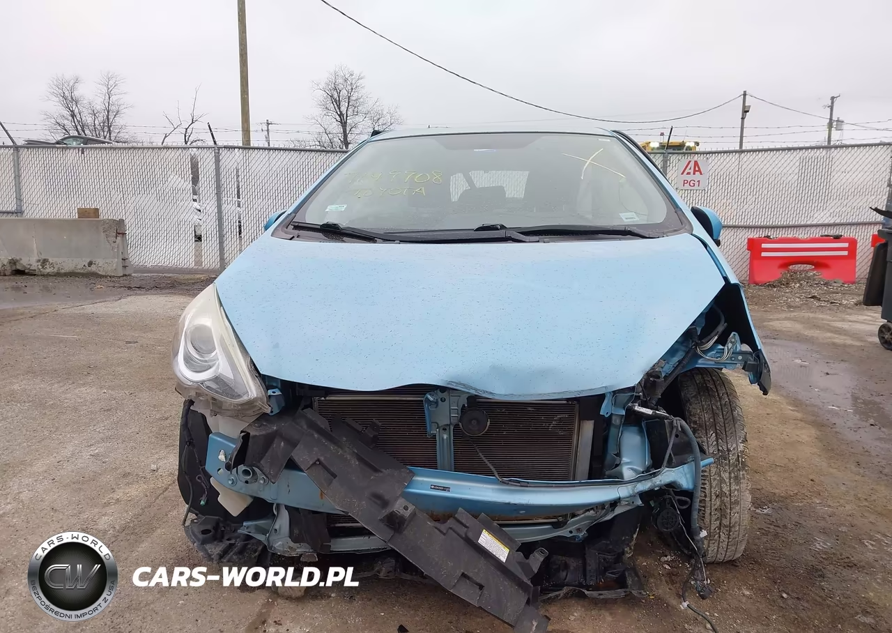 2015 Toyota Prius C Two VIN:JTDKDTB33F1114275 - 13